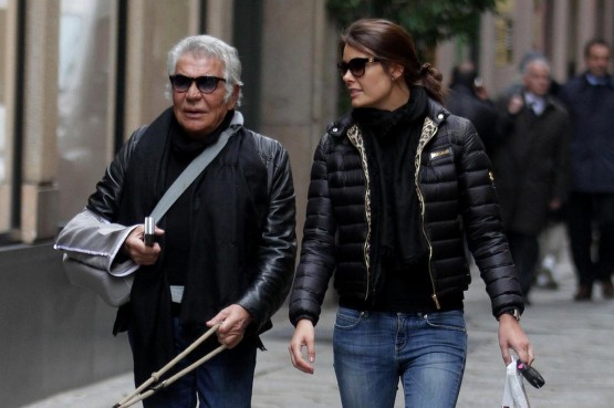 Roberto Cavalli con la fidanzata Lina Nilson e i cani02