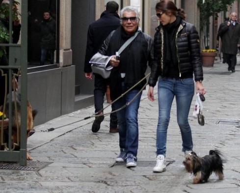 Roberto Cavalli con la fidanzata Lina Nilson e i cani04