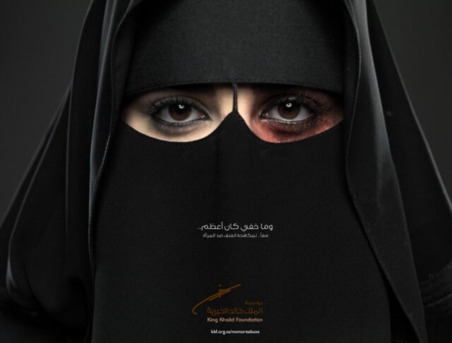 Arabia Saudita, l'occhio nero spunta dal niqab