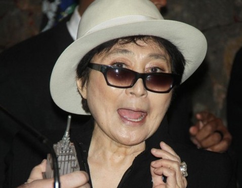 New York, Yoko Ono accende l'Empire State Building 06
