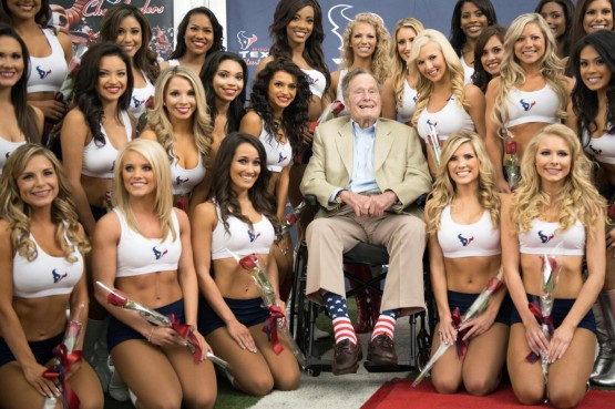 George Bush Senior offre rose alle cheerleader04
