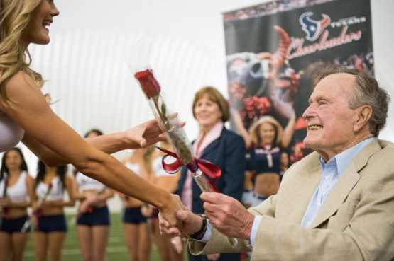 George Bush Senior offre rose alle cheerleader01