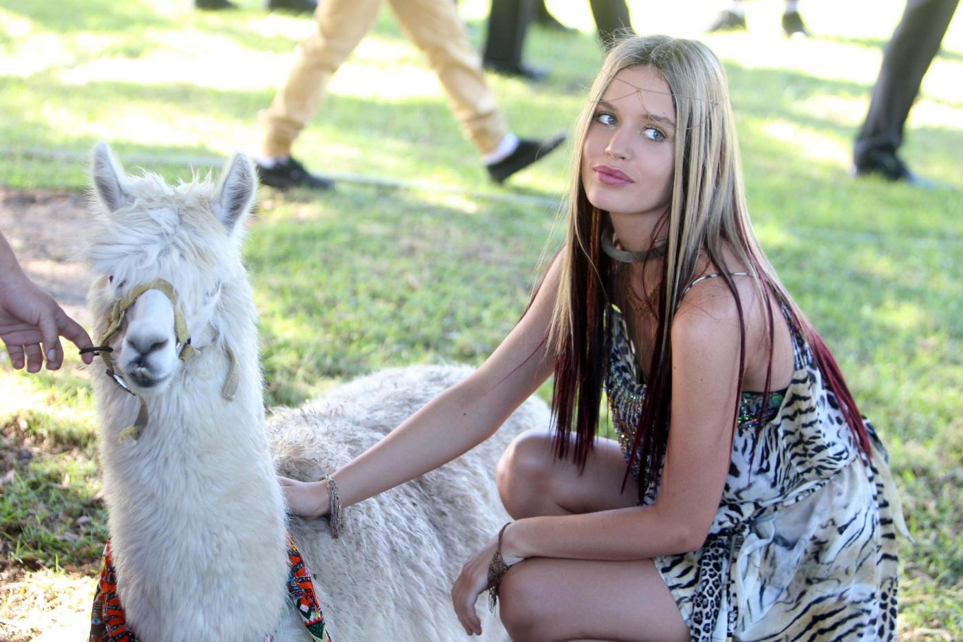 Georgia May Jagger sfila tra i fiori e gli animali 07