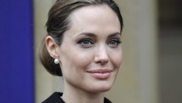 Angelina Jolie, che scandalo: ecco quanto costa la sua borsa!