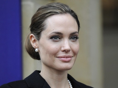 Angelina Jolie, che scandalo: ecco quanto costa la sua borsa!