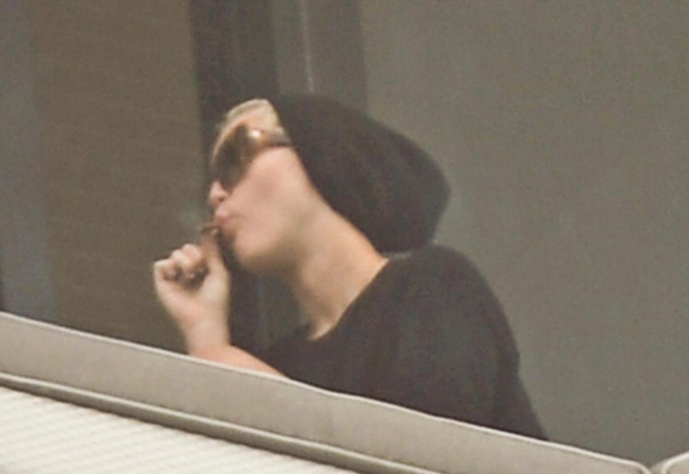 Miley Cyrus fuma dal balcone del suo hotel di Miami01