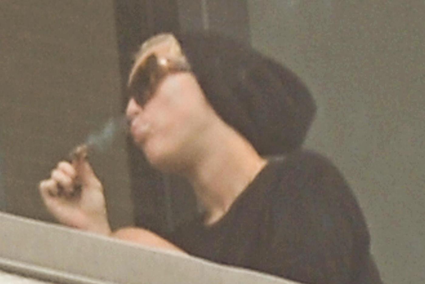 Miley Cyrus fuma dal balcone del suo hotel di Miami02