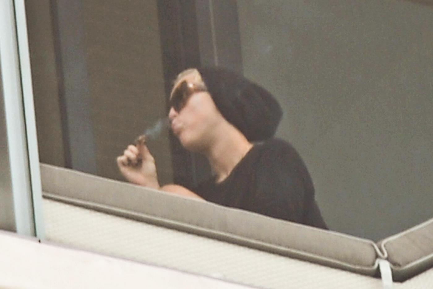Miley Cyrus fuma dal balcone del suo hotel di Miami03