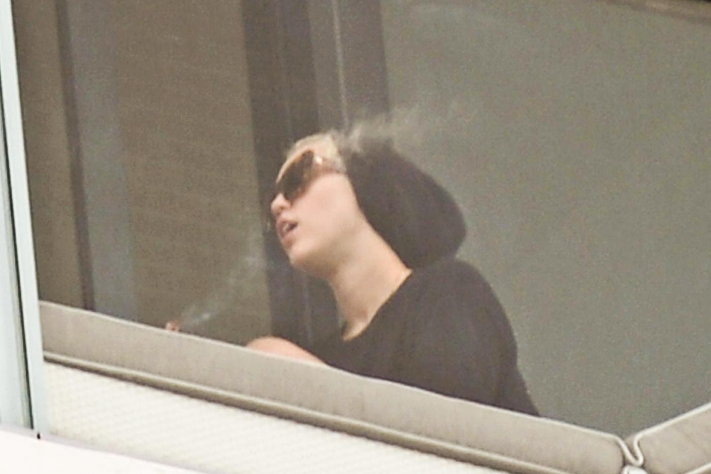 Miley Cyrus fuma dal balcone del suo hotel di Miami04