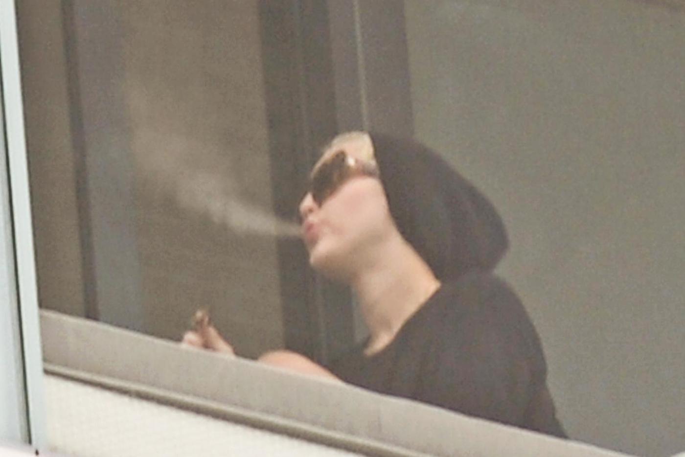 Miley Cyrus fuma dal balcone del suo hotel di Miami05
