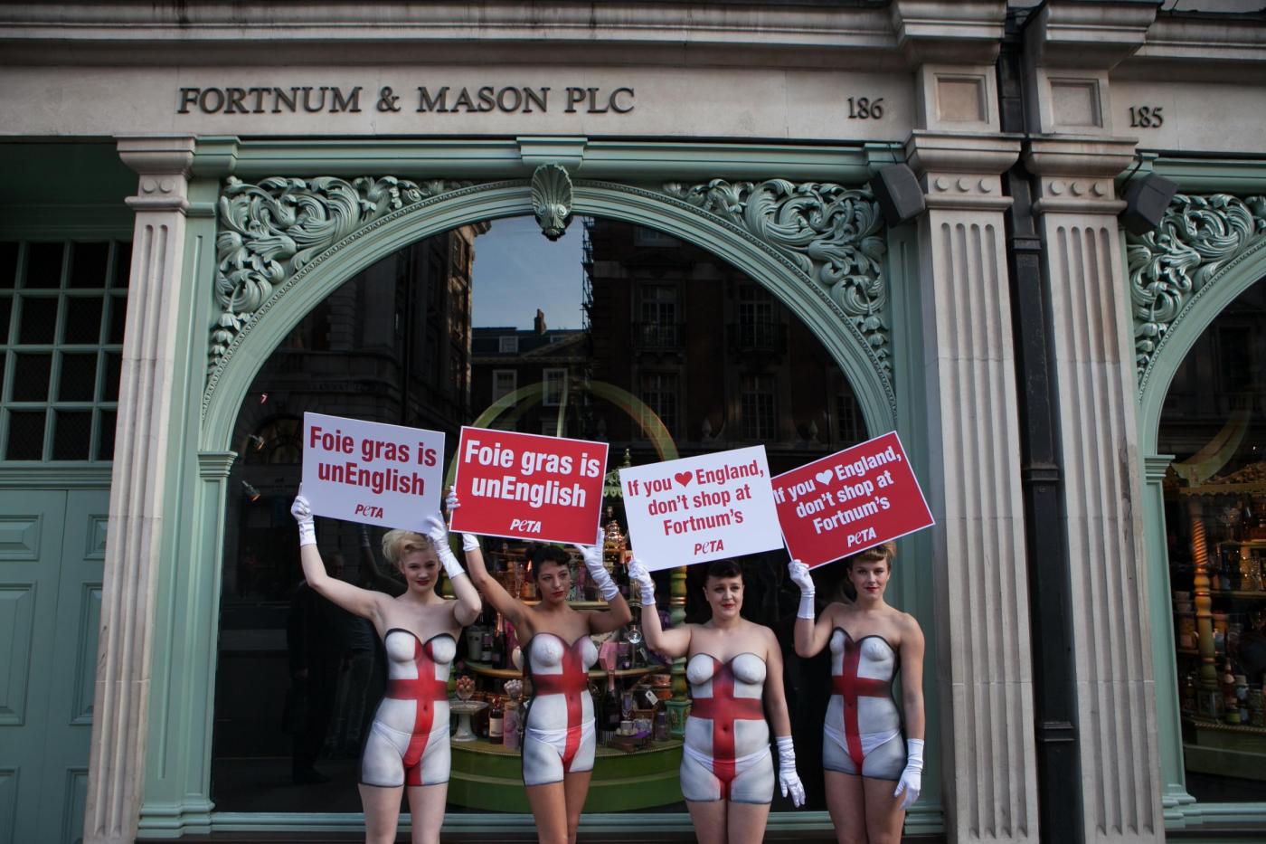Peta, protesta a Londra contro Fornum & Mason 04