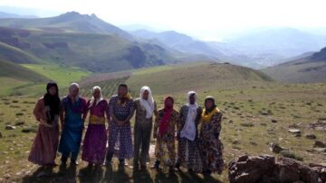 Iran, si vestono con gli abiti delle donne curde in solidarietà 05