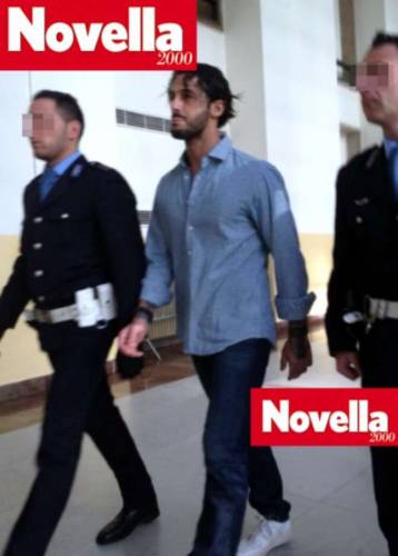 Fabrizio Corona immortalato da "Novella 2000" mentre si trova nel Tribunale di Milano dopo 106 giorni di carcere. 