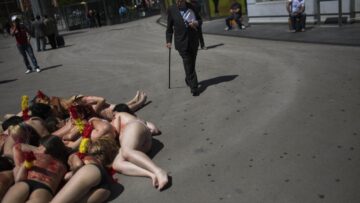 Barcellona, attiviste sdraiate in strada No alla corrida02