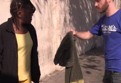 Boicottate Abercrombie & Fitch. E regala i vestiti del marchio ai senzatetto02
