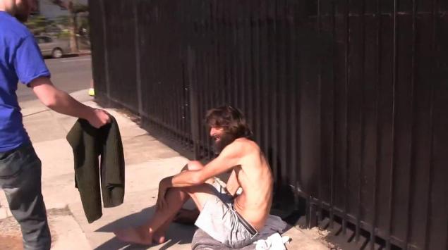 Boicottate Abercrombie & Fitch. E regala i vestiti del marchio ai senzatetto01