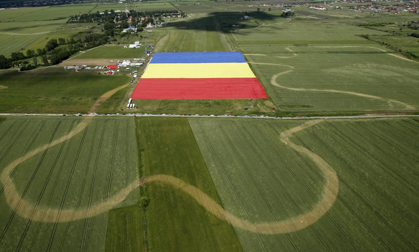 In Romania la bandiera più grande del mondo01