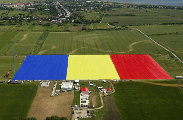 In Romania la bandiera più grande del mondo02