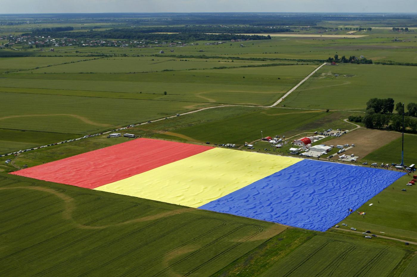 In Romania la bandiera più grande del mondo03