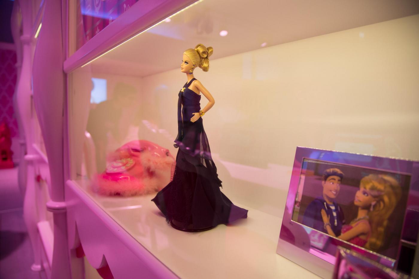 La casa rosa di Barbie apre a Berlino proteste a Berlino 04