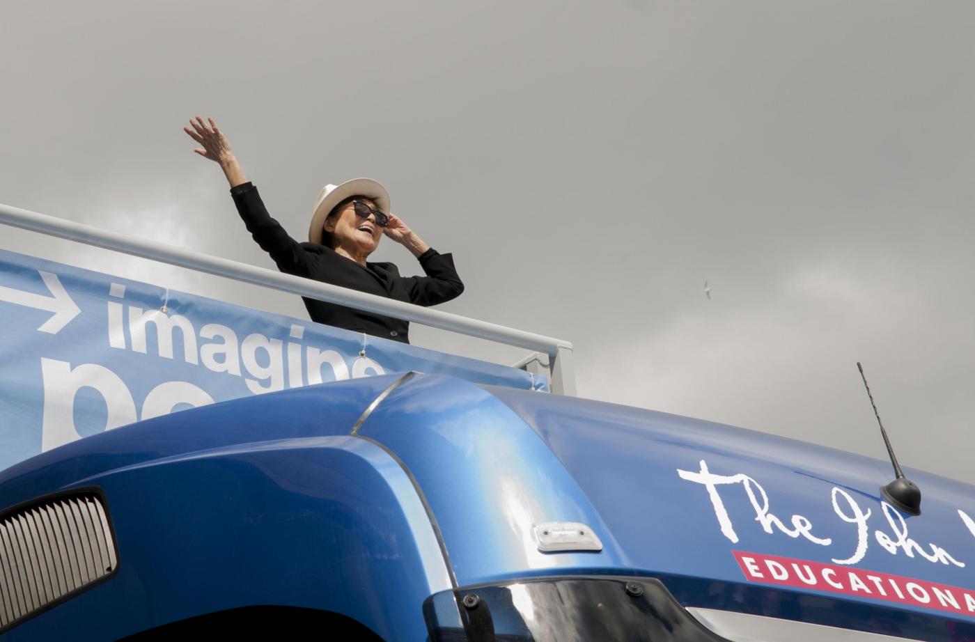 Yoko Ono lancia il John Lennon Educational Tour Bus03
