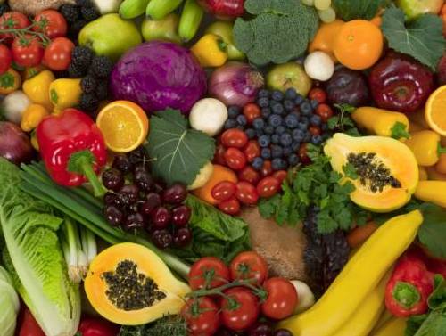 Gli italiani non mangiano più frutta e verdura, vendite in calo del 4%