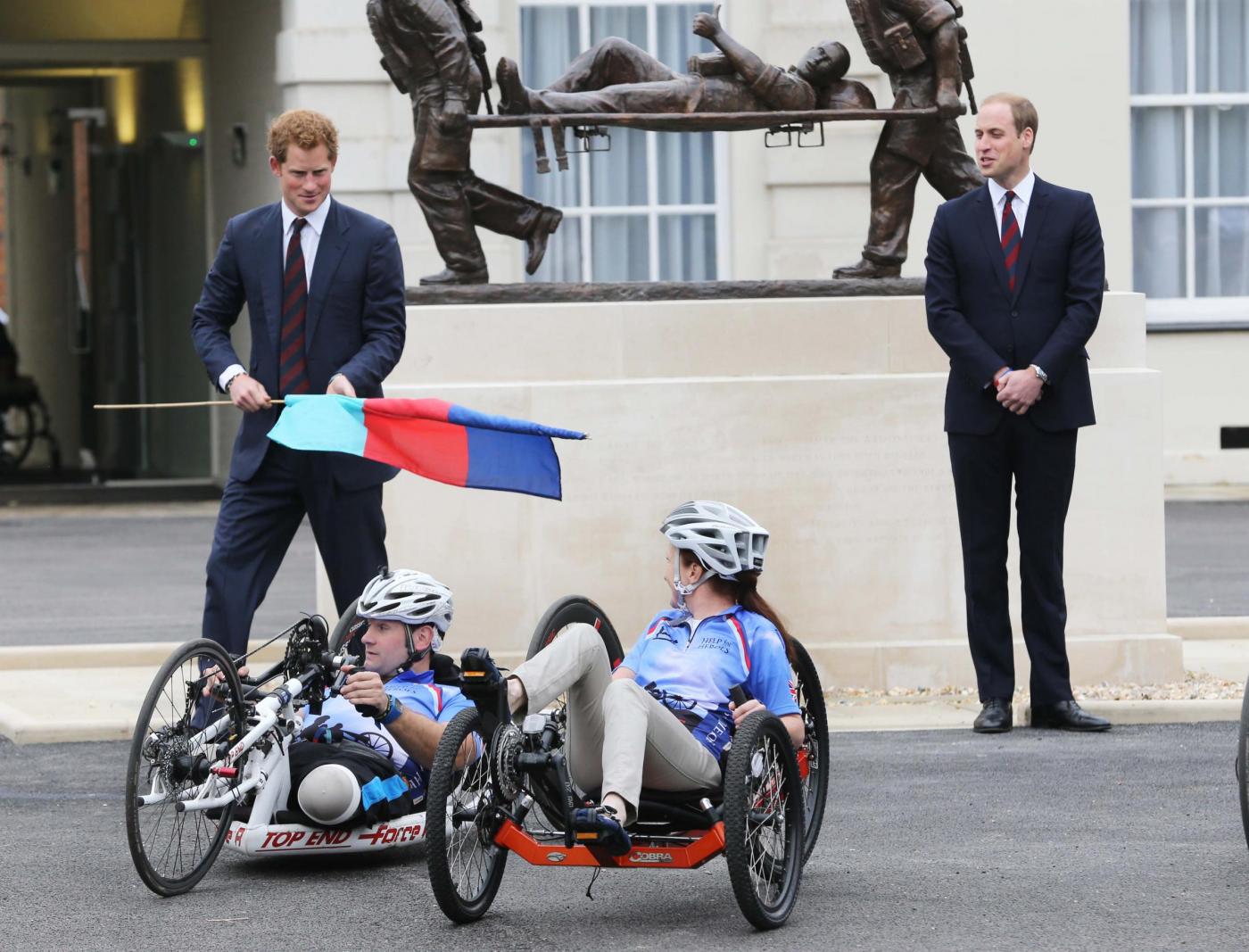 William ed Harry in visita ad un ospedale in Inghilterra05