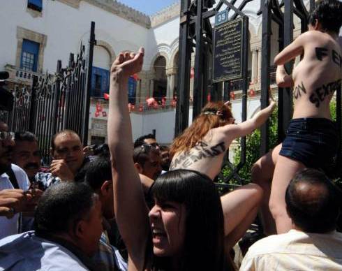 Tunisi: Femen a seno nudo per Amina 01