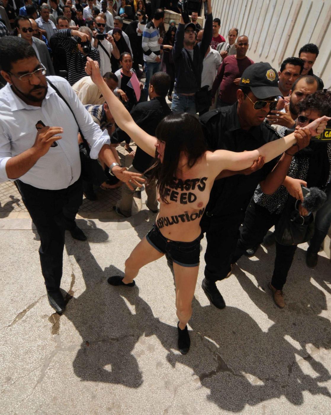 Tunisi: Femen a seno nudo per Amina 03
