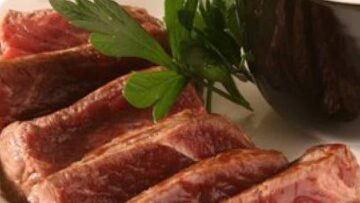 Ricette di carne: tagliata al pepe verde con erbe aromariche