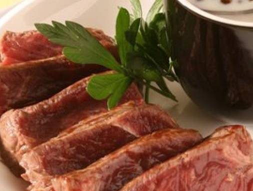 Ricette di carne: tagliata al pepe verde con erbe aromariche