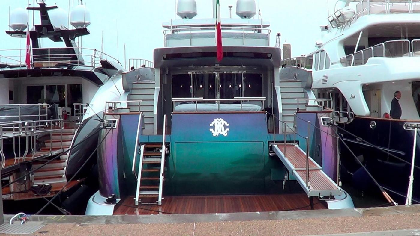 Karolina Kurkova, servizio fotografico sullo yatch di Roberto Cavalli08