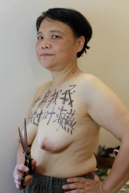 Cina, professoressa a seno nudo come le Femen 