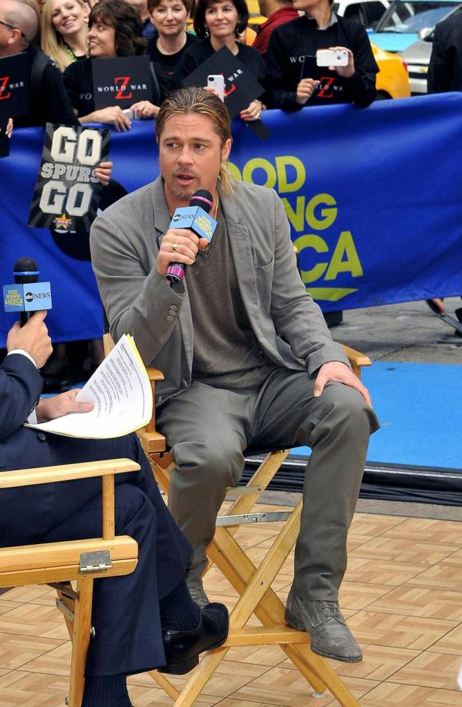 Brad Pitt a Times Square registra Good Morning America 01