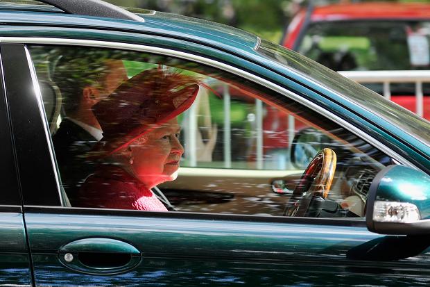 Gb, la regina Elisabetta guida la sua Jaguar fino al castello di Windsor 01