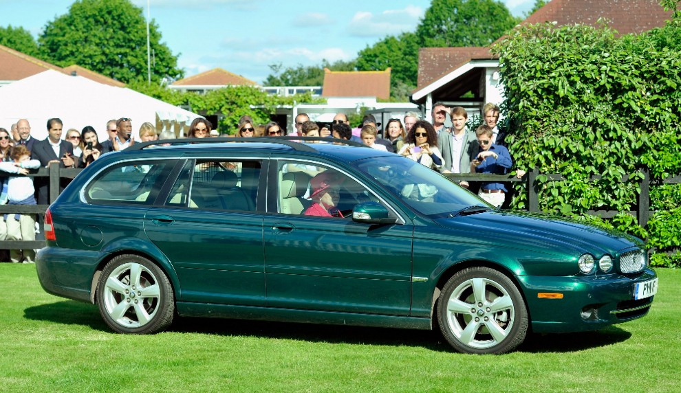 Gb, la regina Elisabetta guida la sua Jaguar fino al castello di Windsor 01