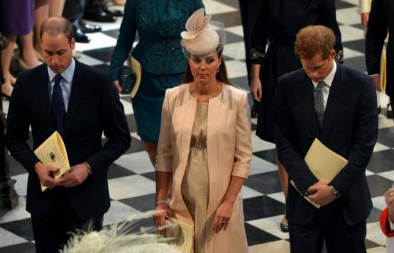Kate Middleton con il pancione alla festa della nonna Elisabetta 02