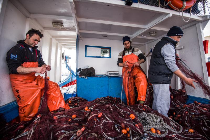 Italian Artisanal Fishermen in SicilyLa riparazione delle reti dopo una giornata di pesca02