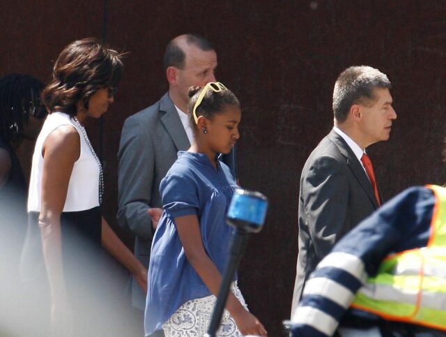 Michelle visita Berlino con lei il marito della Merkel e la sorella di Obama 04