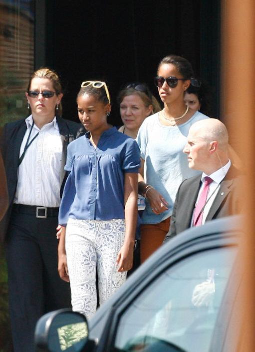 Michelle Obama insieme alle figlie Malia e Sasha visitano il muro di Berlino e l'Holocaust Mermorial