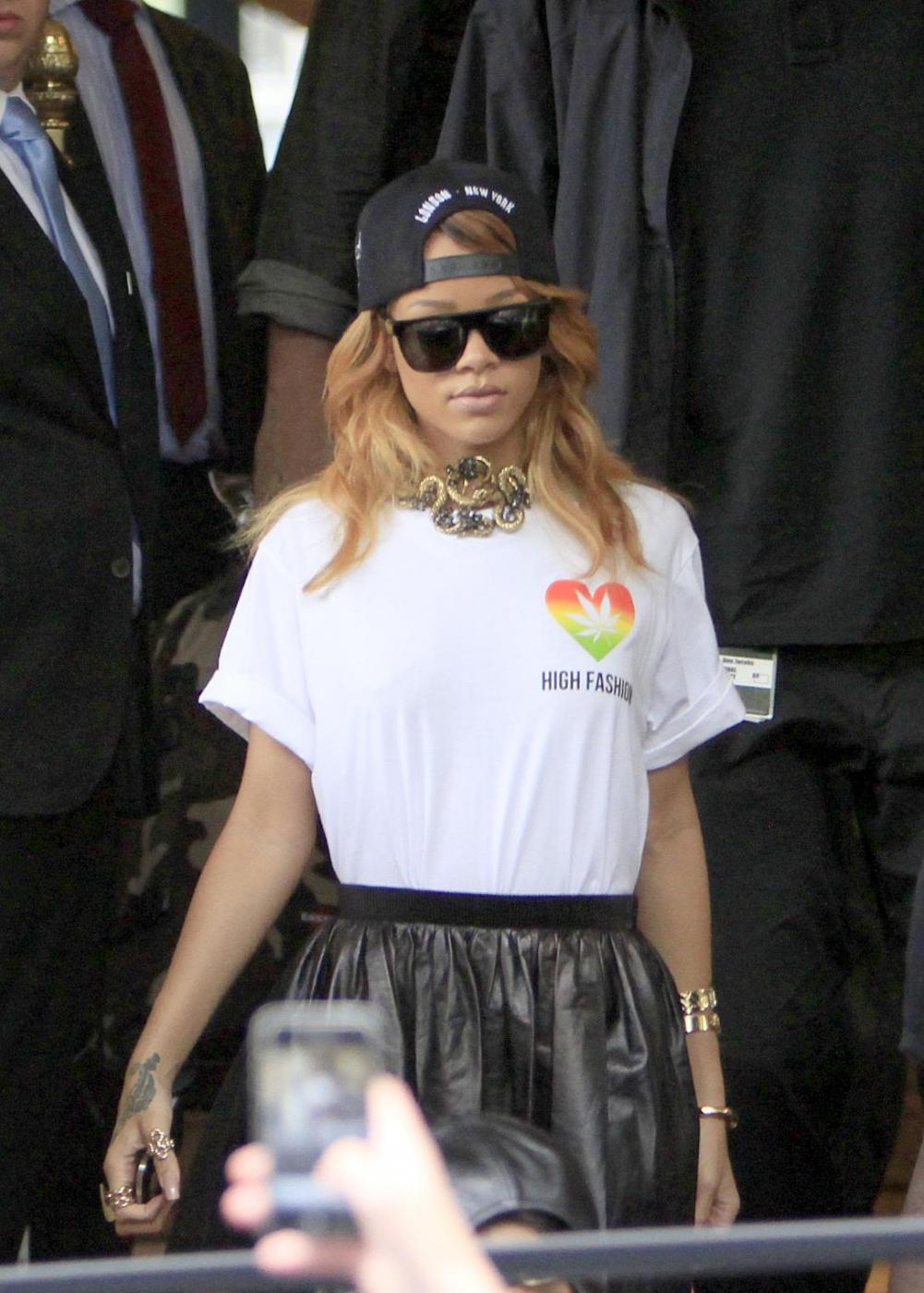 Rihanna, foglia di mariuana stampata sulla maglietta02