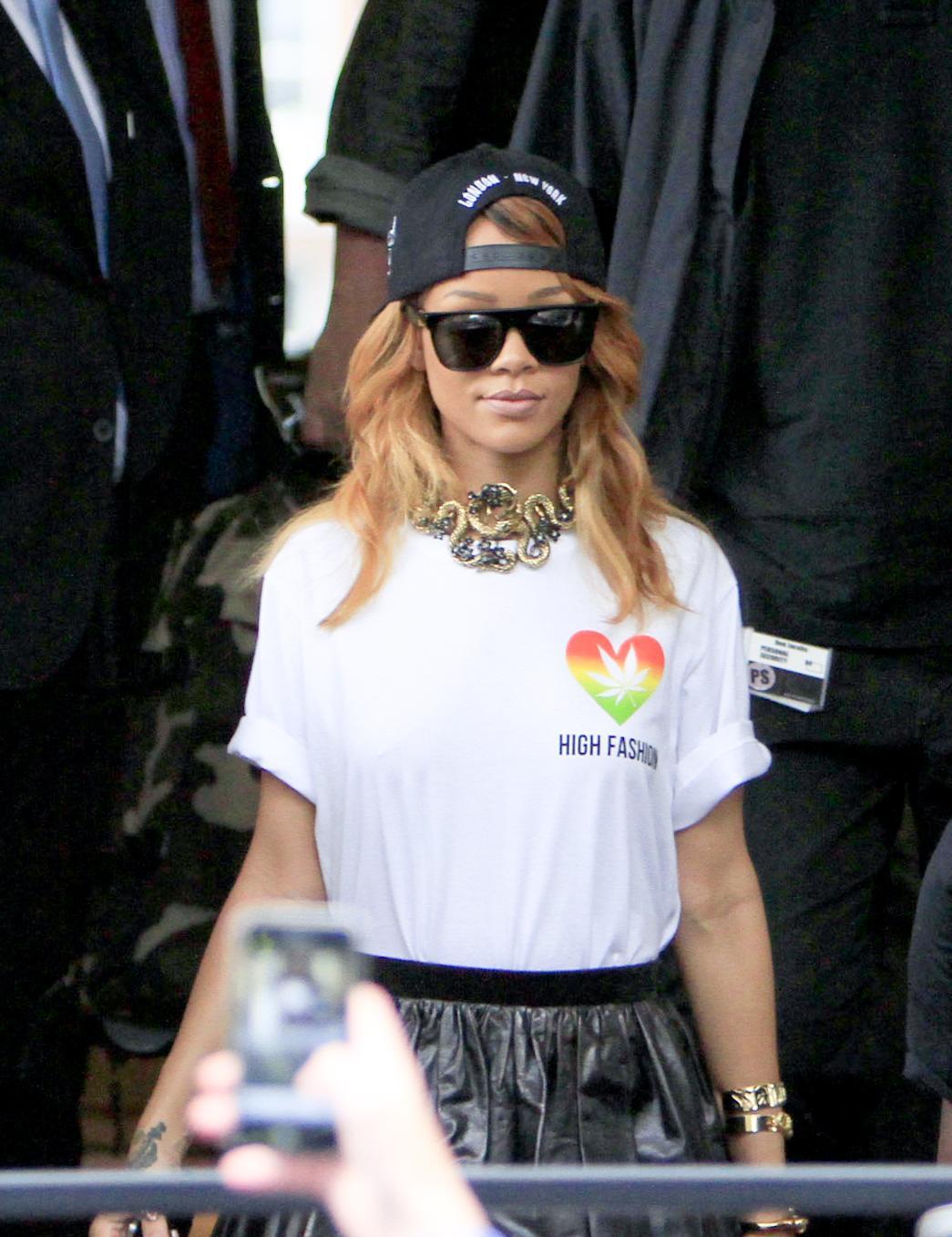Rihanna, foglia di mariuana stampata sulla maglietta06