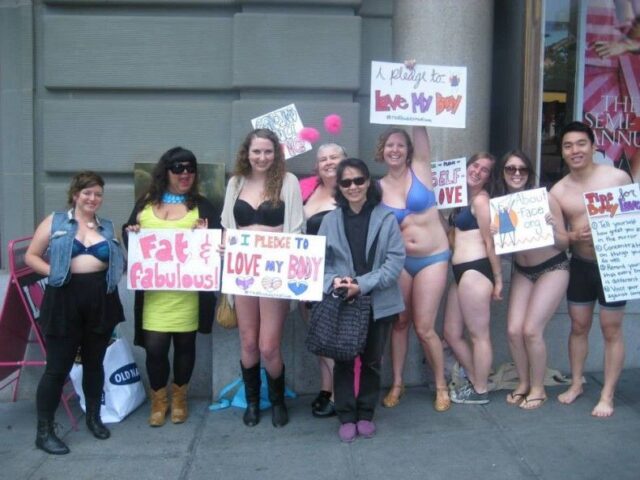 San Francisco, sit-in in intimo con i corpi veri contro Victoria' Secret 03