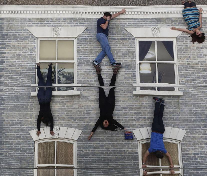 Sospesi in verticale sulla casa: l'istallazione a Londra 01