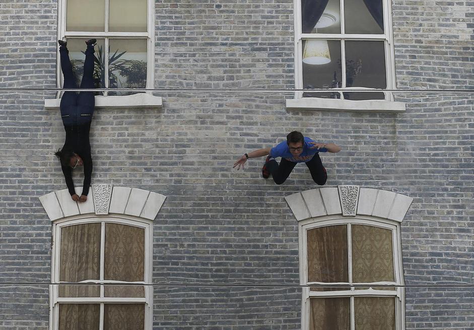 Sospesi in verticale sulla casa: l'istallazione a Londra 02