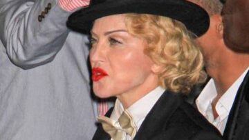 New York, Madonna con la tuba: l'omaggio a Marlene Dietrich 04