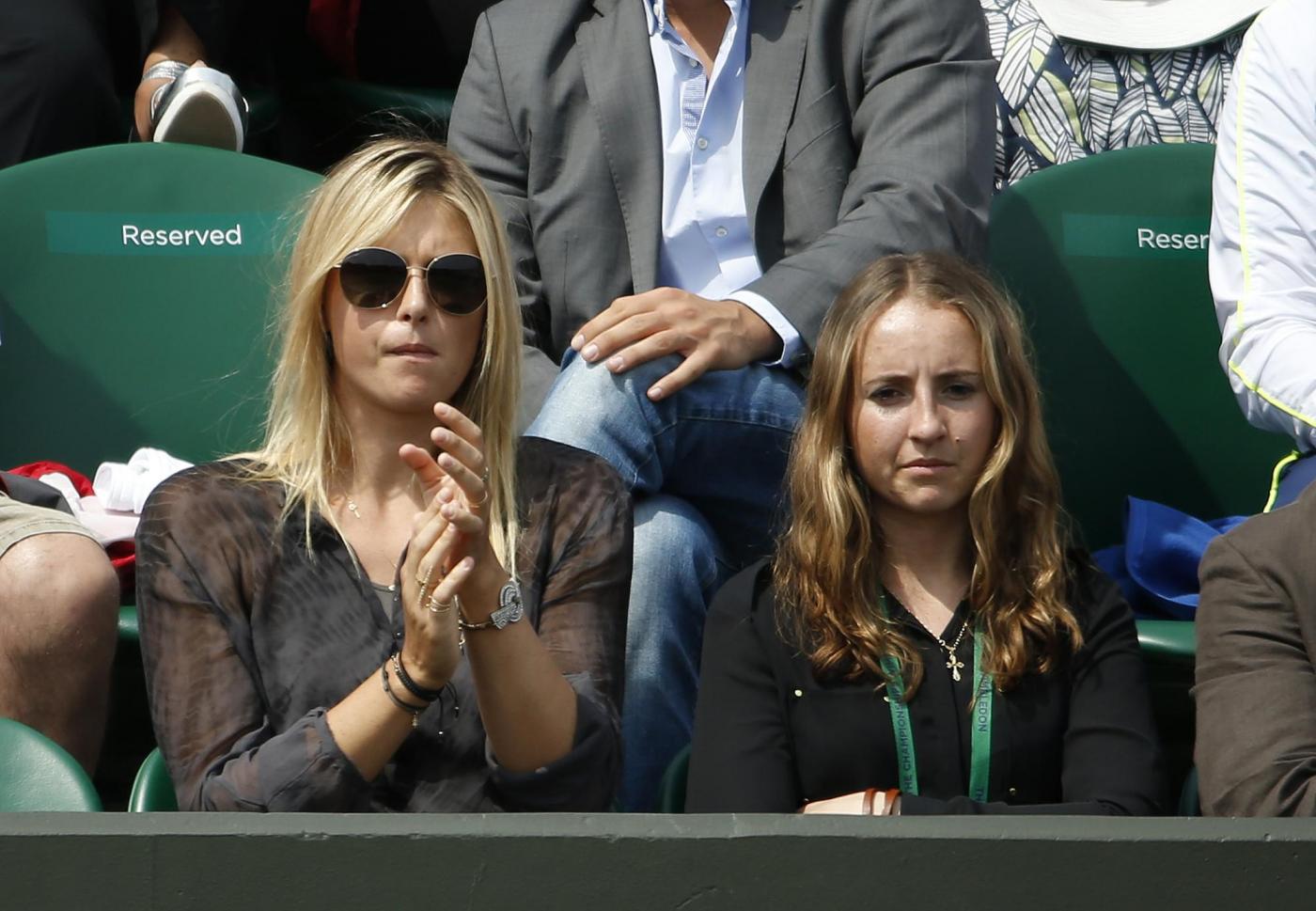 Maria Sharapova innamorata sugli spalti di Wimbledon01