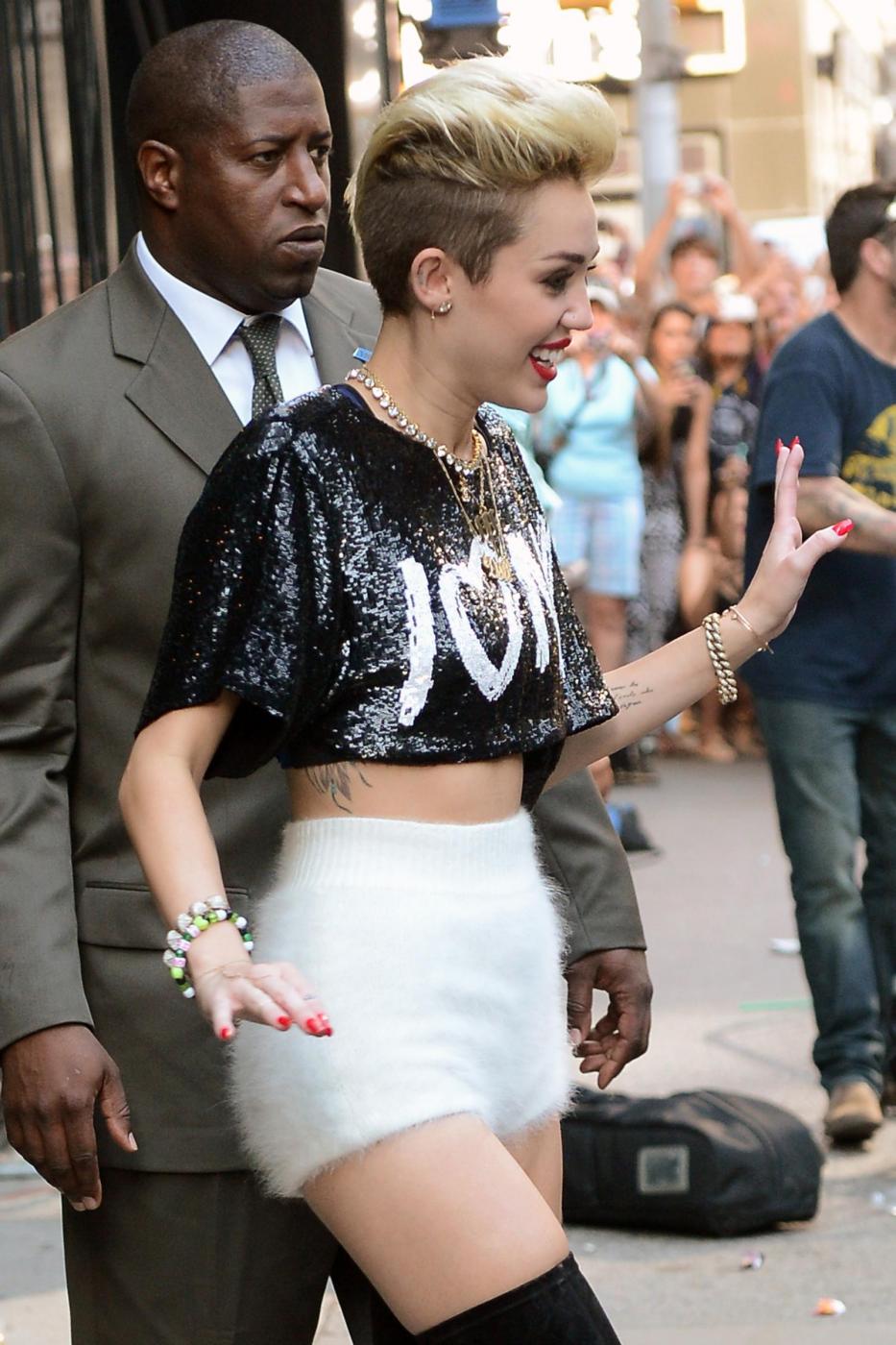 Miley Cyrus, supertacchi con stivaloni e short bianchi06
