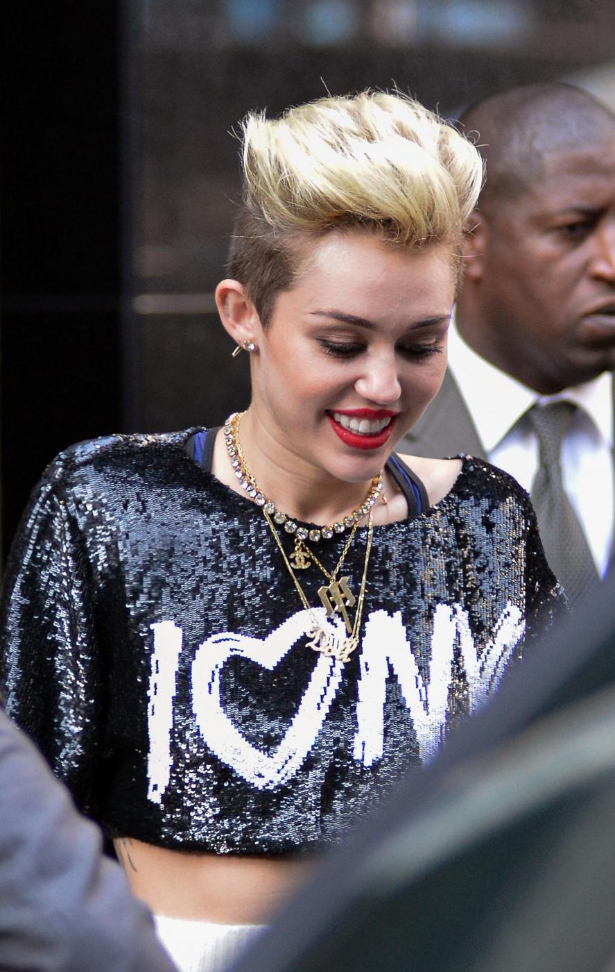 Miley Cyrus, supertacchi con stivaloni e short bianchi02