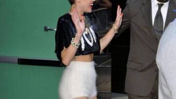 Miley Cyrus, supertacchi con stivaloni e short bianchi05
